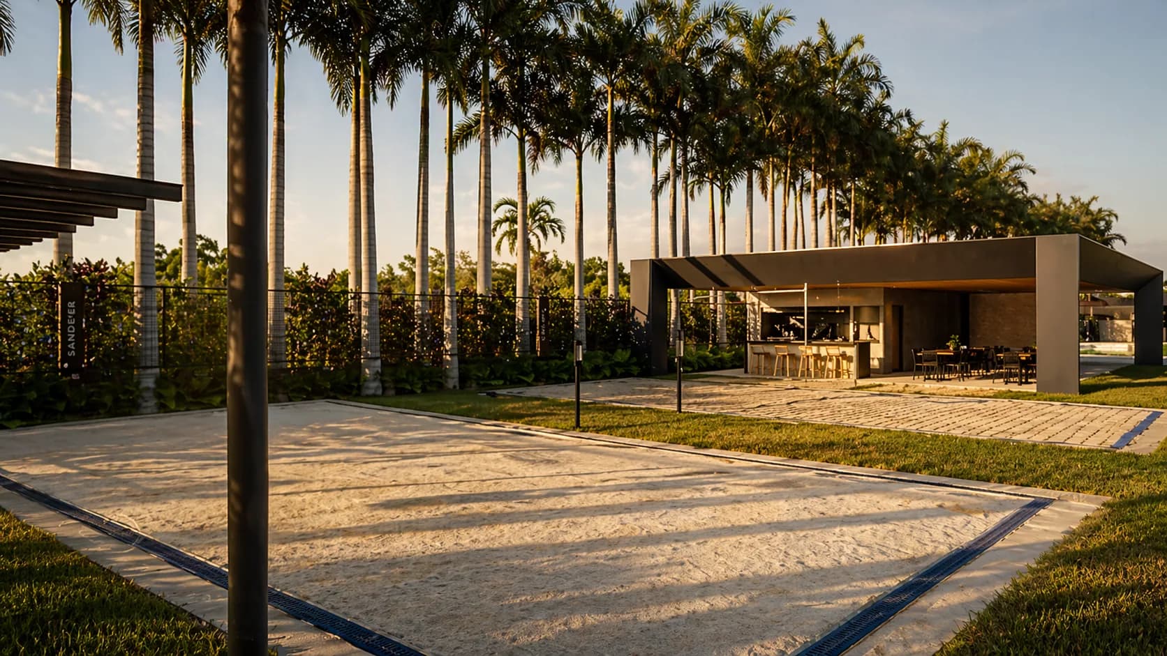 Acesso do Infinitus Residence ladeado por palmeiras imperiais